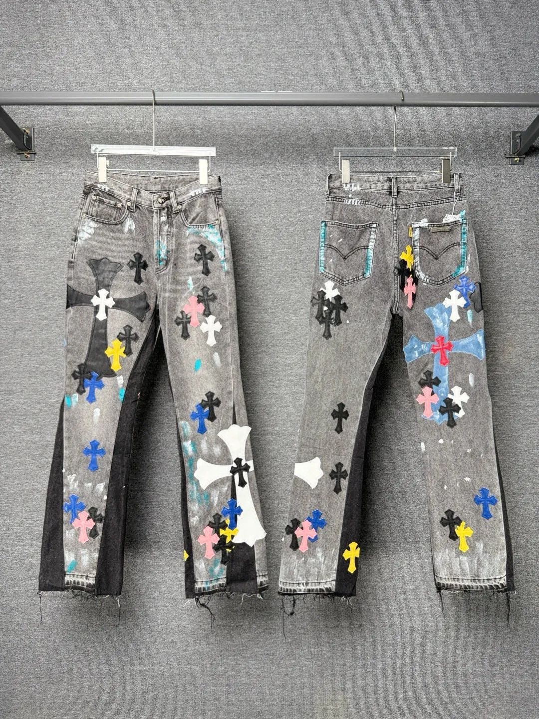 P340 💰 (Top version) Chrome hearts co-branded washed jeans with blue, yellow, black, white and multi-color stitching. Really restores the ultimate vintage texture. Three-dimensional version. Loose and comfortable, not picky about the figure. Makes you look taller and slimmer. Factory-made. Original quality control. Same style for men and women. Can be matched with couples. Versatile recommendation. Must-have jeans for all seasons. Fashionistas have been disappointed. From the quality selection of fabrics, the tailoring of details, and the matching of patterns, they are all impeccable! The upper body is so handsome when worn...it can be easily worn by men, women and children! The craftsmanship is made of heavy-duty washed pure cotton denim fabric. After washing, it is soft and thick. It is very stylish when worn on the body. Color: black Size: 28-30-32-34-36 (corresponding to S-M-L-XL-XXL)